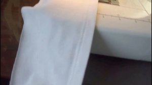 ПОДШИВ НИЗА ФУТБОЛКИ! КАК ШИТЬ  ТРИКОТАЖ, КАК НА  РАСПОШИВАЛКЕ.