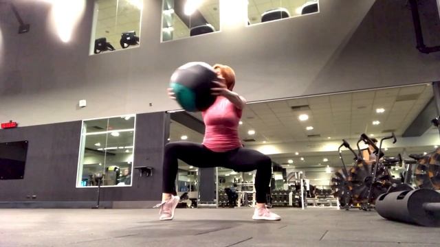 4Hold Sumo Squat MedBall Twist (удержание сумо приседания с поворотами) смотреть онлайн