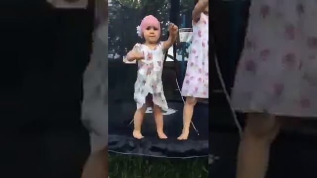В семье растёт ещё один танцор😀 Лиза 2 года смотреть онлайн