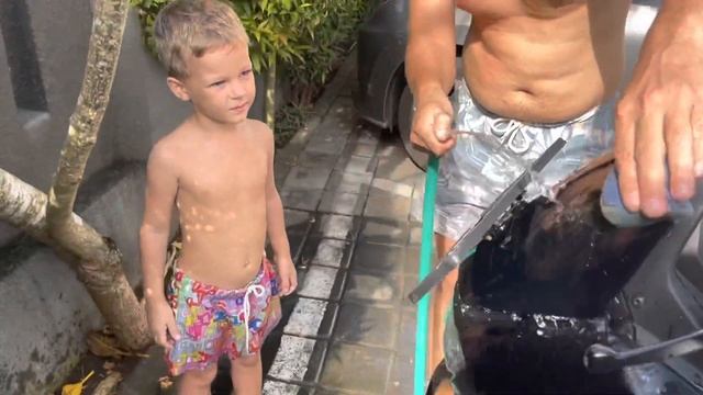 Решили помыть свой байк…жизнь на Бали, она такая☺️ смотреть онлайн