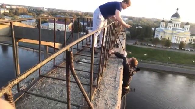 В Рыбинске повис на мосту смотреть онлайн