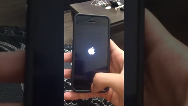 Синий экран смерти на iPhone 5s / blue screen of death смотреть онлайн