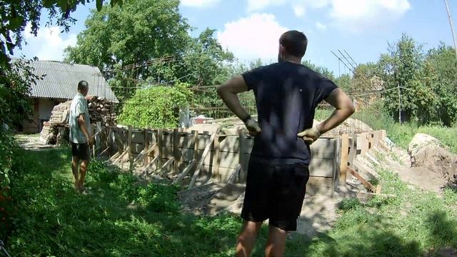 2020.08.22 Дача. Опустили каркас в опалубку