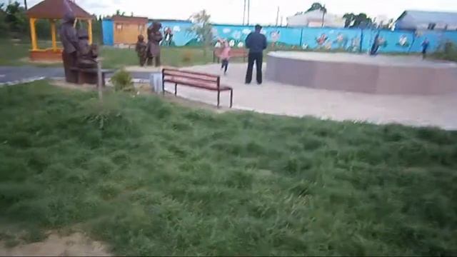 Лора, Кэйт, ее брат Санек и много друзей. Детская площадка смотреть онлайн