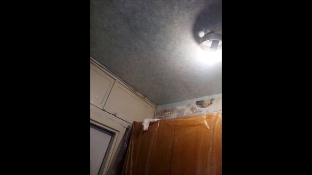 Оклейка потолка и стен обоями в кухне и коридоре по улице Раздольная Пролетарский район Донецка. смотреть онлайн