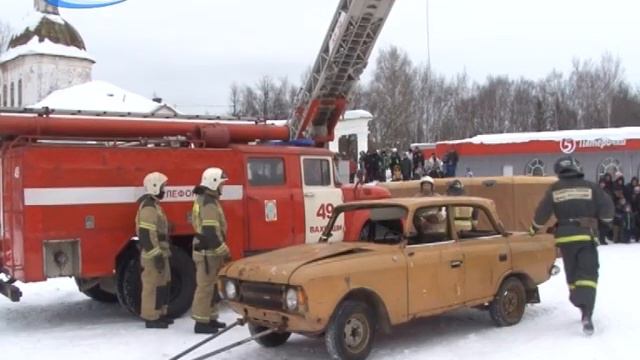 ПОКАЗАТЕЛЬНЫЕ ВЫСТУПЛЕНИЯ ПОЖАРНЫХ НА СОБОРНОЙ ПЛОЩАДИ смотреть онлайн