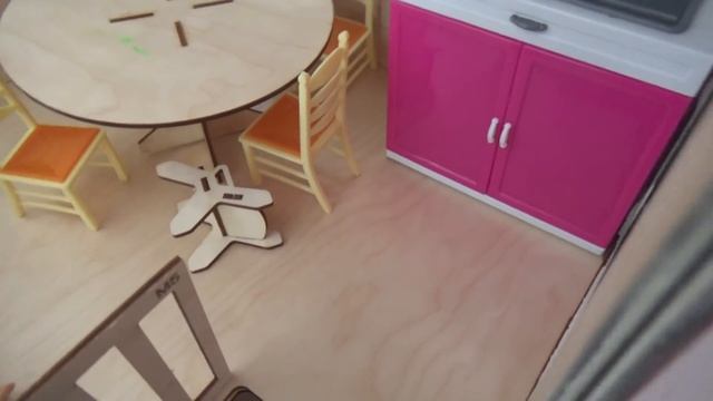 Алиса и Тея играют в кукол Кукольный домик Видео для девочек смотреть онлайн