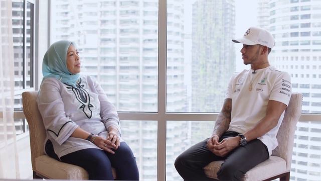 A Special Surprise! Lewis Hamilton Meets F1 Super Fan Aunty Min смотреть онлайн