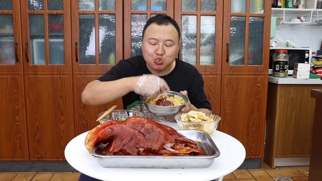 10斤猪头，阿强做“辣卤猪头”，软烂脱骨大口抱着啃超过瘾！｜Mukbang【cram阿强】