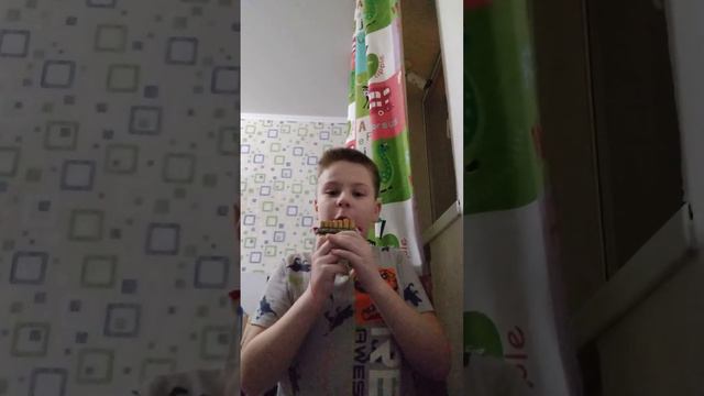 играю музычку с помощью этой штуки смотреть онлайн