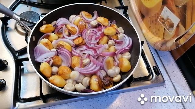 Стейк из говядины/Мясо на сковороде с гарниром смотреть онлайн