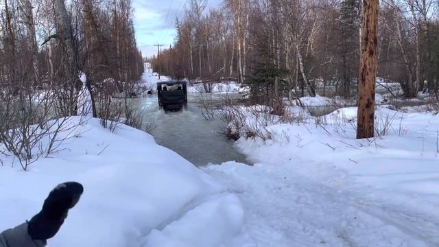 Honda pioneer 1000-5 crossing half frozen creek, with narration смотреть онлайн
