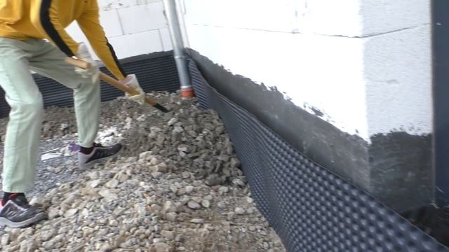 делаю декорацию/ровняем дорожку/ вешаем шторы