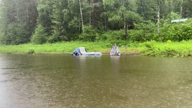 Все виды дождей за один день. От моросящего до тропического. Река Чусовая. День 3. смотреть онлайн