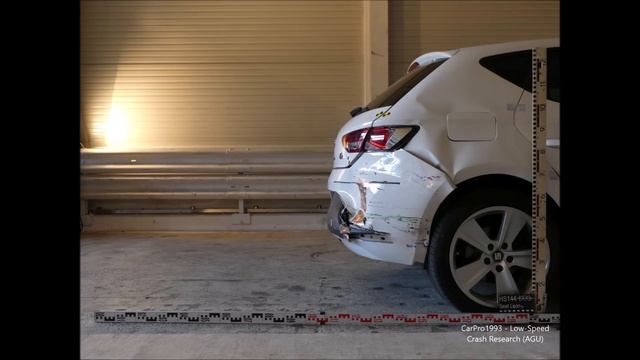 2013 SEAT León Vs. 2014 Škoda Rapid Small-Overlap Low-Speed Crash Test смотреть онлайн
