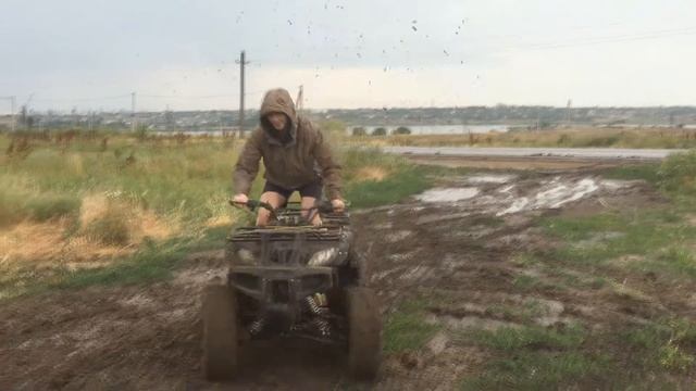 Квадроцикл 200CC Первые Покатушки в Грязи!!! смотреть онлайн