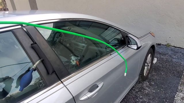 HOW TO UNLOCK A HYUNDAI SONATA-KEYS LOCKED INSIDE смотреть онлайн