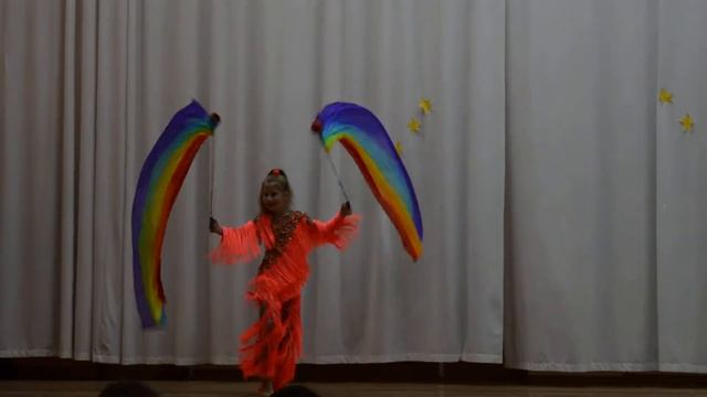Танец с радужными полотнами смотреть онлайн