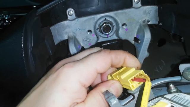 Снимаем руль и подушку безопасности на Mitsubishi Lanser X смотреть онлайн