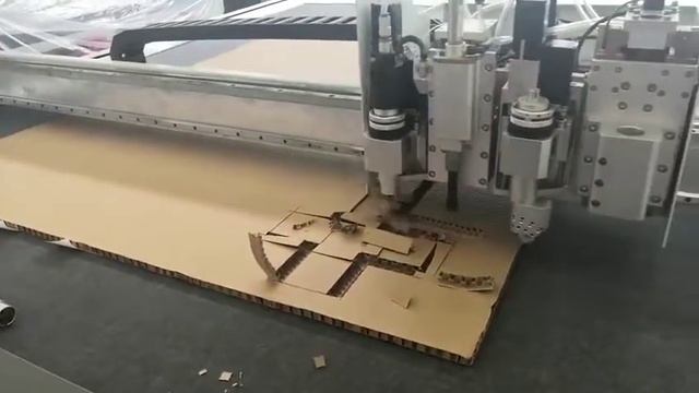 Плоттер X-Plot: Резка сотового картона инструментом V-cut смотреть онлайн