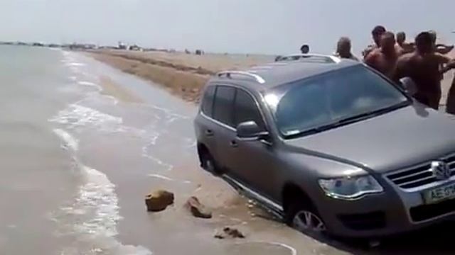 Как разбить стекло в WV Tоuareg смотреть онлайн