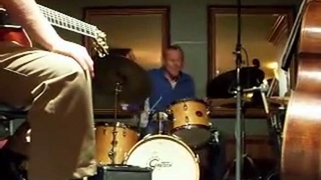 Jonas Holgersson on drums, Jonas Kullhammar and John Nugent on tenor saxophones смотреть онлайн