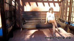Деревянная пергола с качелью и боковыми вазонами