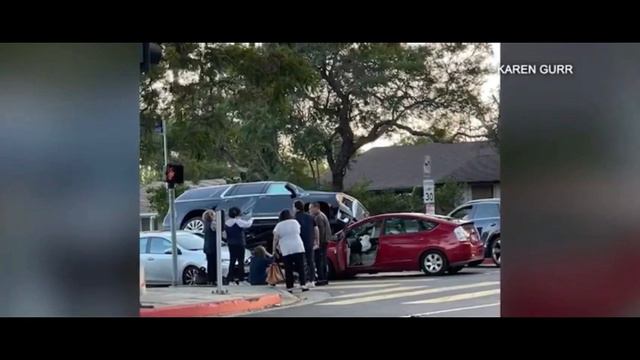 Arnold Schwarzenegger involved in a car accident смотреть онлайн