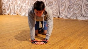 Как накачать верхнюю часть грудных мышц дома(отжимания)