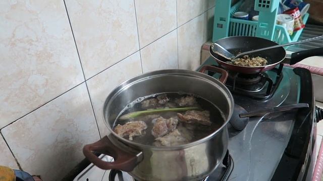 Sup Tulang Babi Dengan Sayur Kol