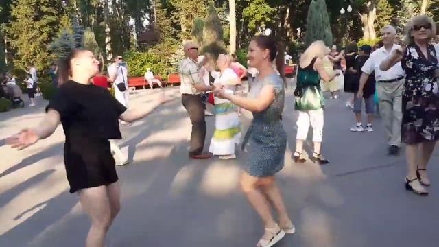 А Я УЗНАЛА ИНТЕРЕСНЫЙ МОМЕНТ! ТАНЦЫ В ПАРКЕ ГОРЬКОГО ХАРЬКОВ СЧАСТЛИВЫЕ МОМЕНТЫ смотреть онлайн