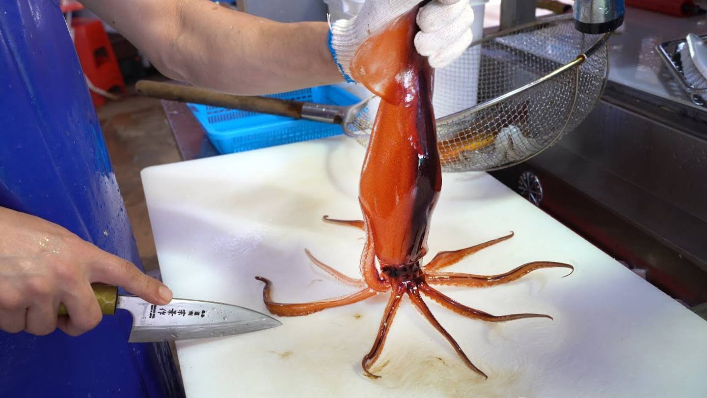 Кальмар, сельдь, сашими. Корейская уличная еда. смотреть онлайн