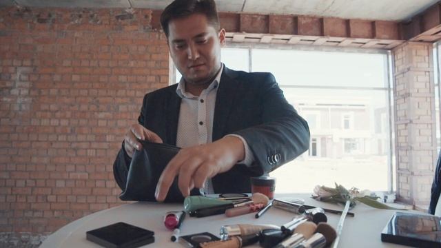 Жених нашел свою невесту в коттедже... смотреть онлайн