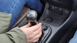 Правильно включаем заднюю передачу.