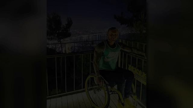 Еду в скорой, слышу - мы его в Склиф не довезем. Звоню на работу- не приду, попал в лёгкую аварию. смотреть онлайн