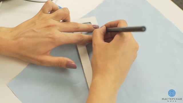 Отмечаем припуски с помощью картонного шаблона