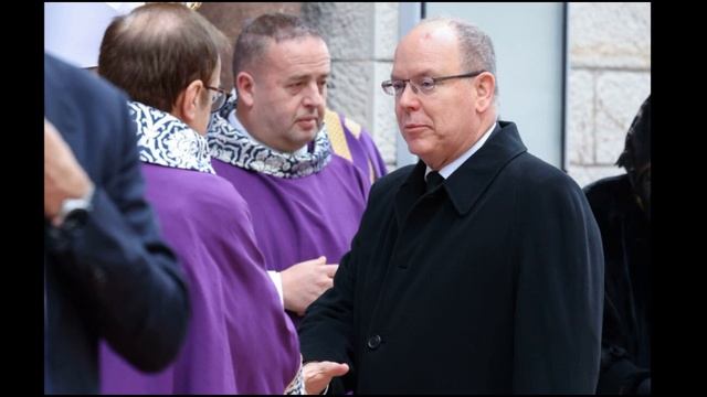 Monaco en deuil : Albert, Charlene et Caroline de Monaco rendent hommage à un homme "de la famille смотреть онлайн