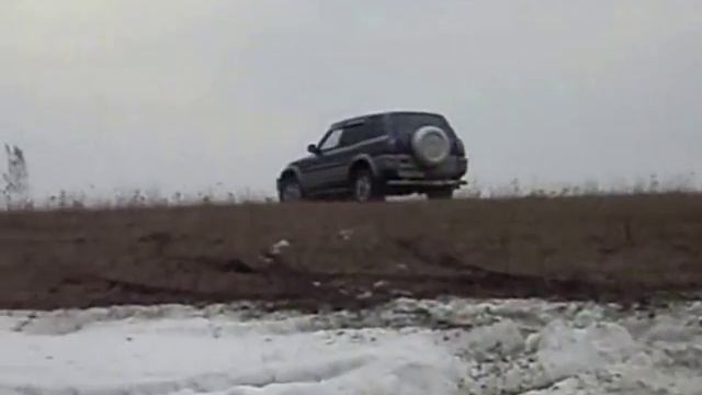 Toyota RAV4 и УАЗ - 469 резвятся в поле смотреть онлайн