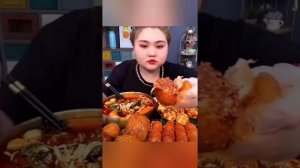 Китайцы аппетитно едят на камеру!!! ?