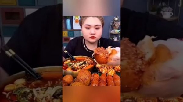 Китайцы аппетитно едят на камеру!!! ?
