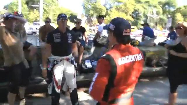 Dakar 2011: Carlos Sainz, Nasser Al-Attiyah, Tim Coronel, Norberto Fonta, gaan eindelijk van start смотреть онлайн