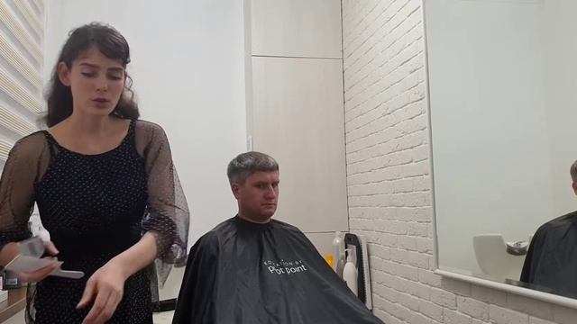 Выполнять базовые мужские стрижки (с помощью электромашинки и ножниц) смотреть онлайн