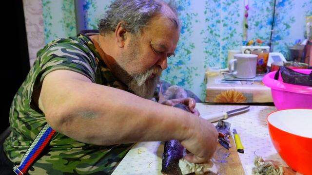 Как почистить рыбу правильно по-деревенски добрый семейный деревенский канал ПОДВАЛ ИЛЬИЧА смотреть онлайн