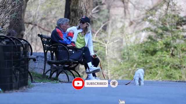 Tony Bennett and wife Susan Crow seen at a Central Park bench. смотреть онлайн