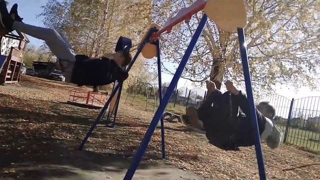необыкновенный Миша рожает качелю смотреть онлайн