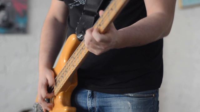 RHCP Coffee shop bass slap solo cover смотреть онлайн