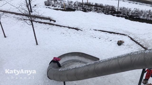 Вот это труба! Катяня и папа на площадке с ОГРОМНОЙ горкой-трубой! смотреть онлайн