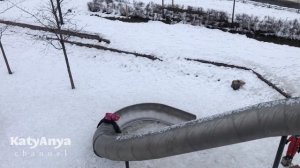 Вот это труба! Катяня и папа на площадке с ОГРОМНОЙ горкой-трубой!