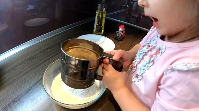 ГОТОВИМ БЛИНЫ С КОТЕНКОМ ТАНЕЙ (КУЛИНАРНОЕ ШОУ, РЕЦЕПТ) смотреть онлайн