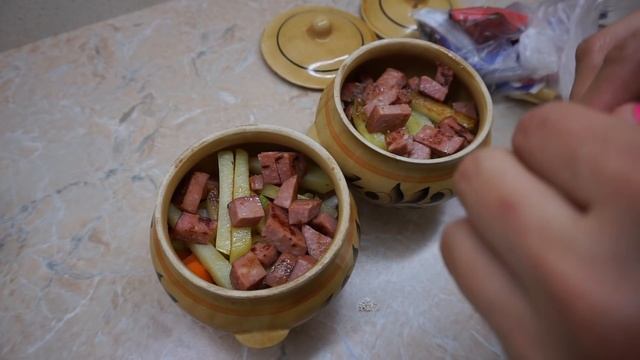 Обед за 15 рублей с колбасой. Эконом обед на двоих. Овощи в горшочке Рецепт. Экономное меню смотреть онлайн